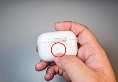 why are my airpods blinking orange 