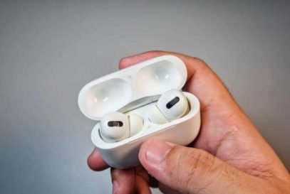 why is my airpod case flashing orange 