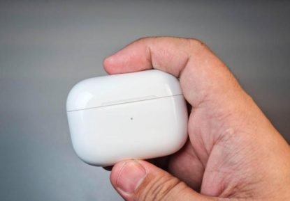 why is my airpod case flashing orange 