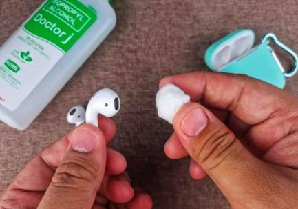 why are my airpods flashing orange 