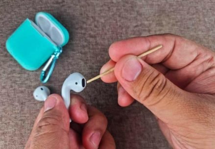 why are my airpods flashing orange 