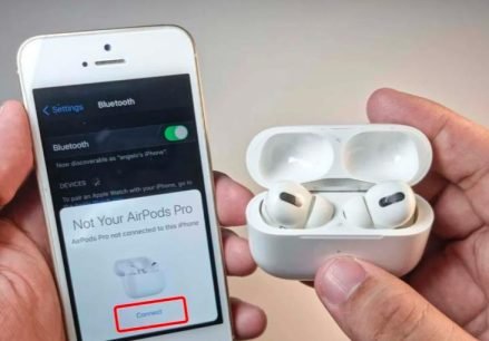 flashing orange light airpods 